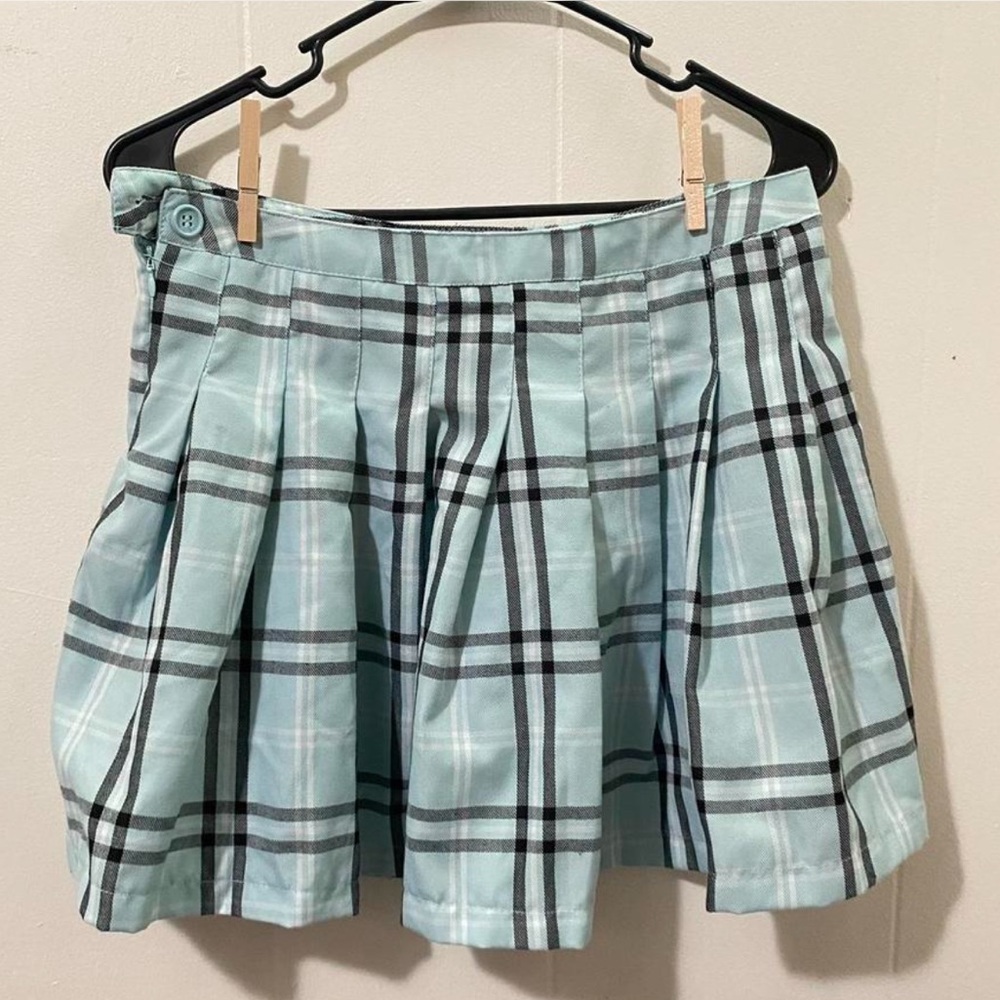 Cute light blue plaid skirt in Large